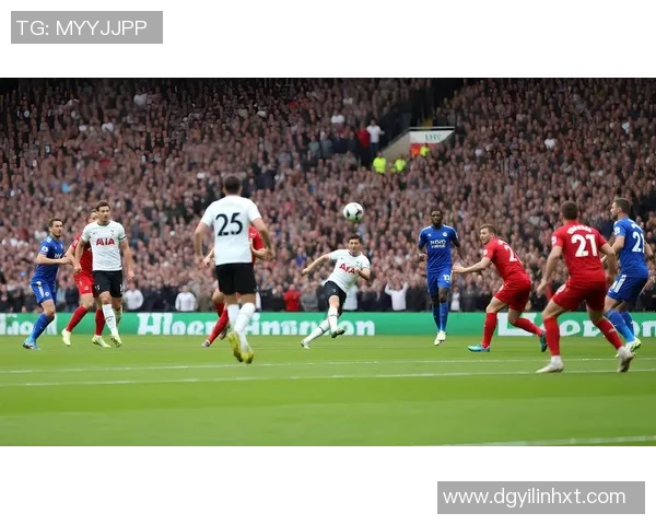 足球巨星化身老年球员重返绿茵场展现不老传奇风采